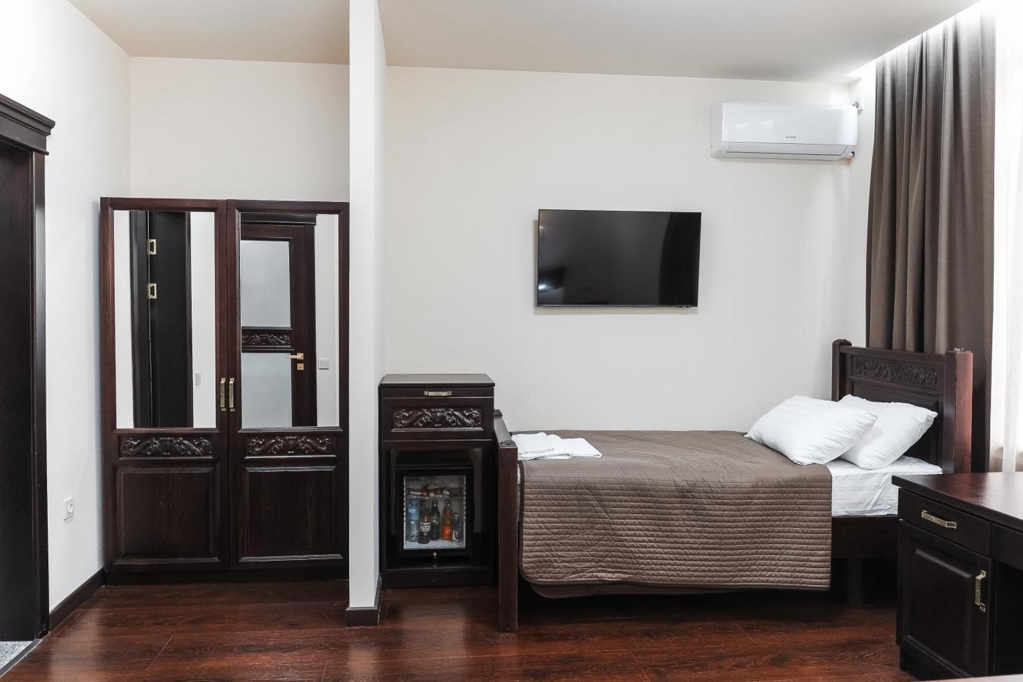 Dvin Hotel Pavlodar Exterior photo